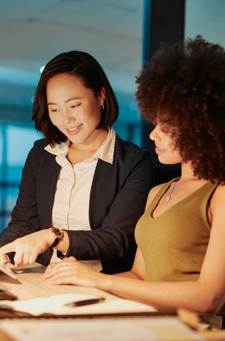 Employer and consultant working together after employer used Pebl EOR professional services.