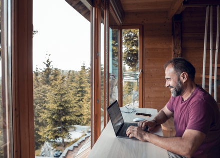  Global HR manager reading about Pakistan work visas