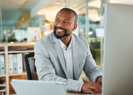 Global HR manager researching work visas in Panama