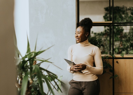 HR manager thinking about employing an EOR vs a COR