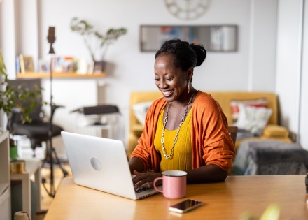 HR manager researching expatriates vs immigrants and their differences