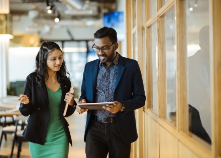 Global payroll professionals discussing the average salary in India