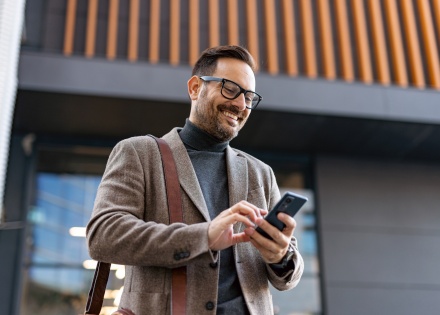 CHRO researching how to hire in Qatar on his smartphone.