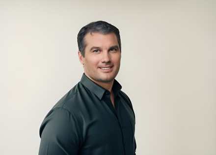 Headshot of Pebl's CMO, Doug Pullman
