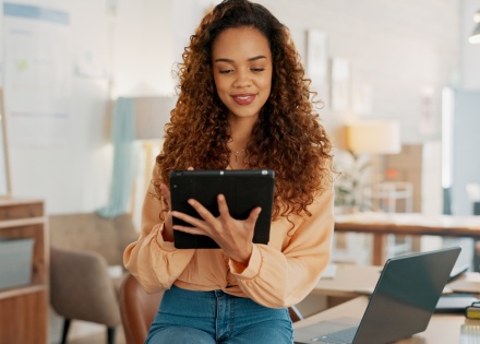 Global HR manager researching how to hire developers in Mexico