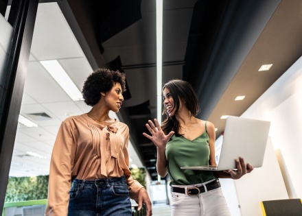 Global HR managers discussing the average salary in Oman