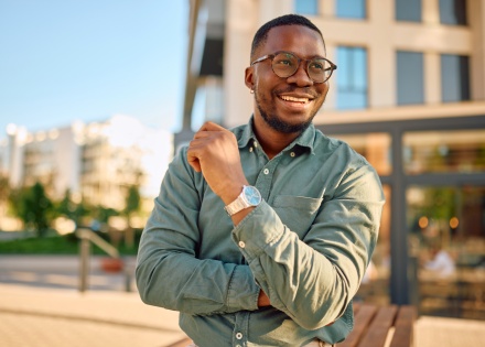 HR manager thinking about the average salary in Tonga