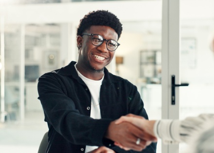 HR managers meeting to discuss how to hire in Uzbekistan