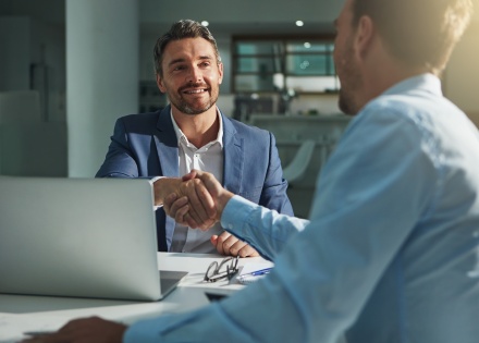 HR managers meeting to discuss the average salary in Suriname