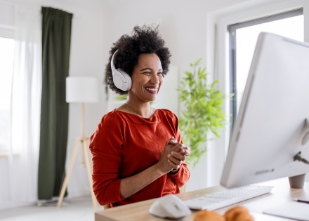 Global HR manager researching the average salary in Tunisia