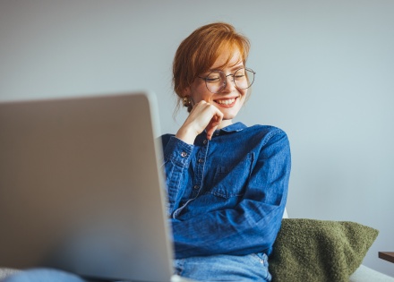 HR manager thinking about the average salary on Reunion Island