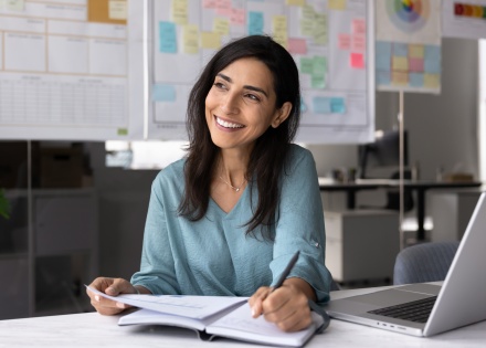 Global HR manager researching the average salary in Turkmenistan