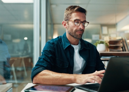 Global HR manager researching payroll tax in Australia