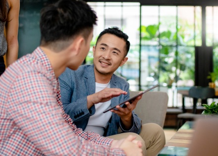 HR managers discussing the average salary in Indonesia