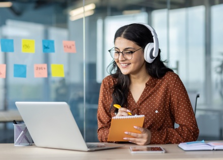 Global HR manager researching payroll tax in Saudi Arabia