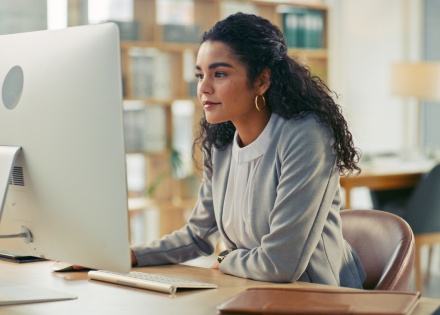 Global HR manager researching payroll tax in Israel