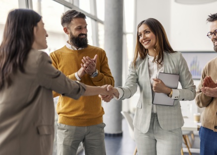 Global HR managers discussing business culture in Pakistan