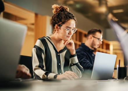 Global HR manager researching payroll tax in Italy