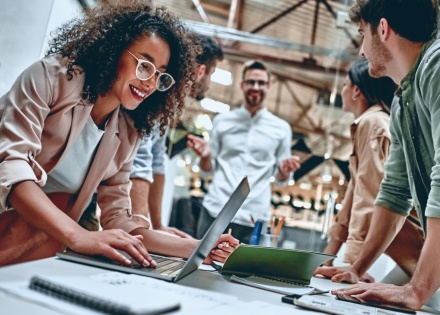 Global HR managers researching the business culture of Iraq