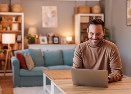 Global HR manager researching the average salary in Pakistan