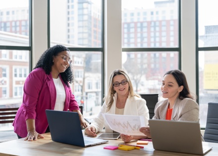 Global HR managers discussing the business culture of Norway