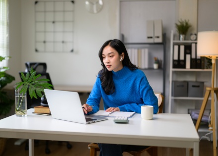 Global HR manager researching payroll tax in Thailand