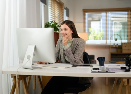 Global HR manager researching the average salary in Iraq