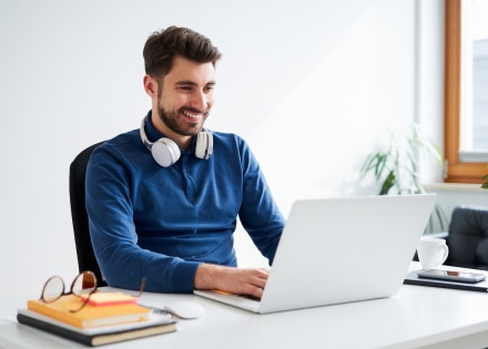 Global HR manager researching the average salary in Fiji