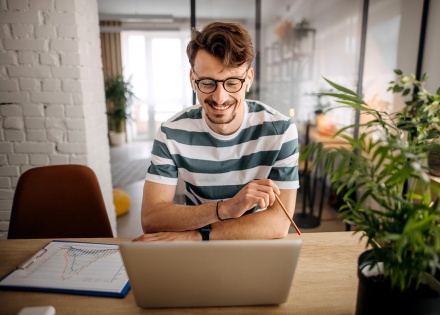 Global HR manager researching how to outsource a mobile app developer