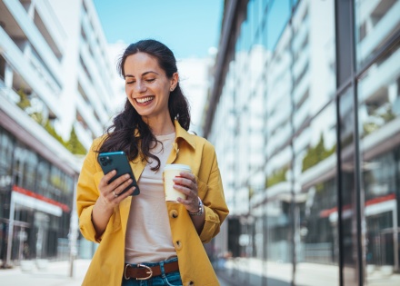 Global HR manager researching the average salary in Canada