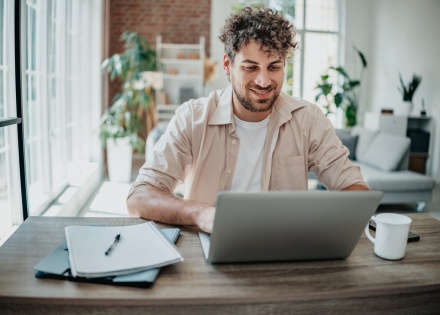 Global HR manager researching how to outsource data analysts