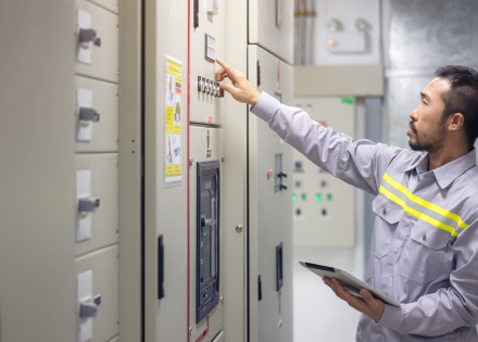 Machine operator using a tablet to monitor progress