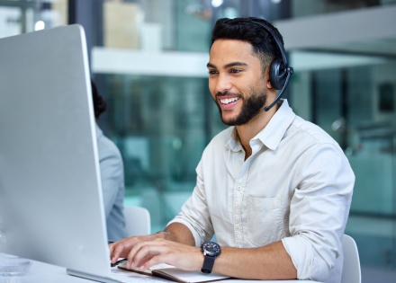 Global HR manager researching how to outsource IT support