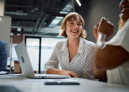 Global HR manager explaining business culture in Israel