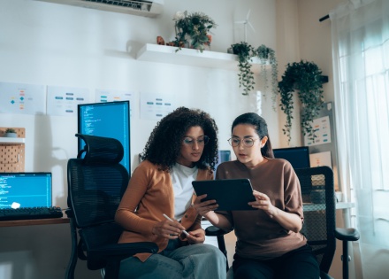 Global HR managers discussing how to outsource cloud engineers