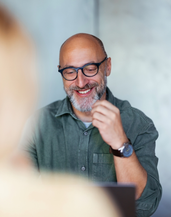 Male HR resource utilizing HR compliance services on their computer.