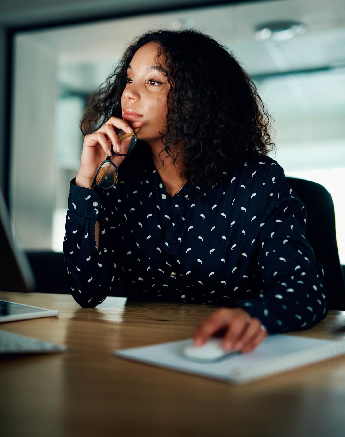 Female employer researching HR compliance with a global EOR on laptop.