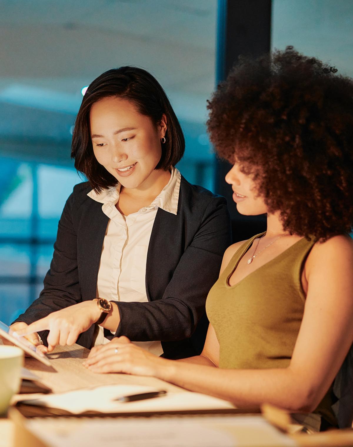 Employer and consultant working together after employer used Pebl EOR professional services.