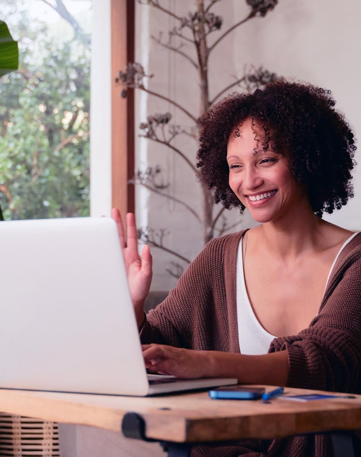Employer greeting new employee on computer after EOR global hire.