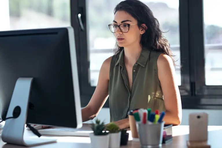 business-woman-working-with-computer-in-the-office.jpg