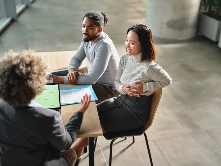 couple-having-a-meeting-in-the-office.jpg