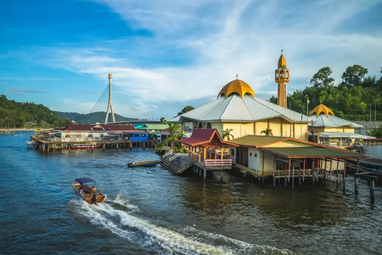 Kampong-Ayer-water-village-in-Bandar-Seri-Begawan-Brunei.jpg