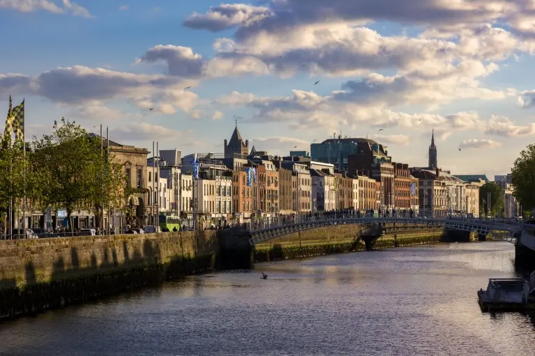 Ha'penny-Bridge-over-the-River-Liffey-in-Dublin.jpg