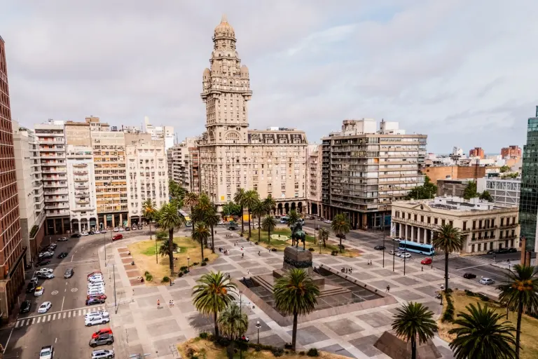 Praza-independencia-on-Montevideo-Uruguay.jpg