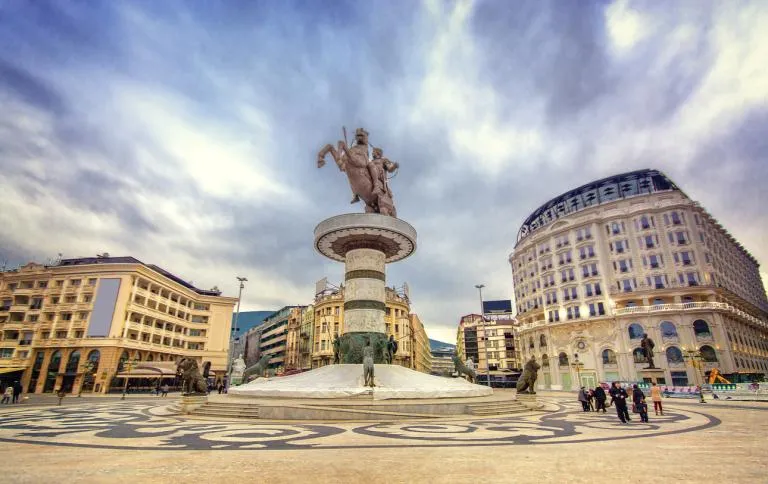 Alexander-statue-in-Skopje-center.jpg