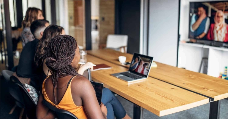 Blog-Image--4-Tips-for-Communicating-with-Your-Global-Team communicating global team