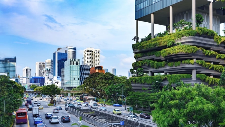 Blog-Image--Singapore-Immigration-Updates-A-Look-at-How-Covid-19-Alters-Singapores-Foreign-Employment-Policy streets of the city of singapore