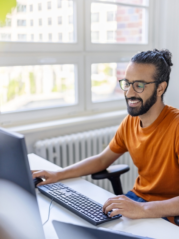 Global HR manager using Pebl’s contractor management platform
