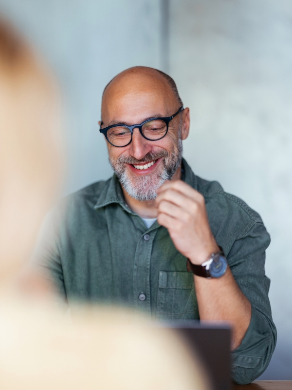 Male HR resource utilizing HR compliance services on their computer.