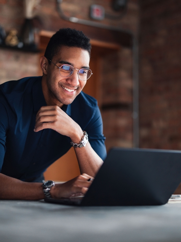 Male employer using EOR service to hire software engineers on laptop.